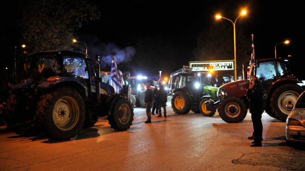 Εύβοια: Άνοιξε η υψηλή γέφυρα της Χαλκίδας – Αποχώρησαν οι αγρότες (βίντεο) (upd)