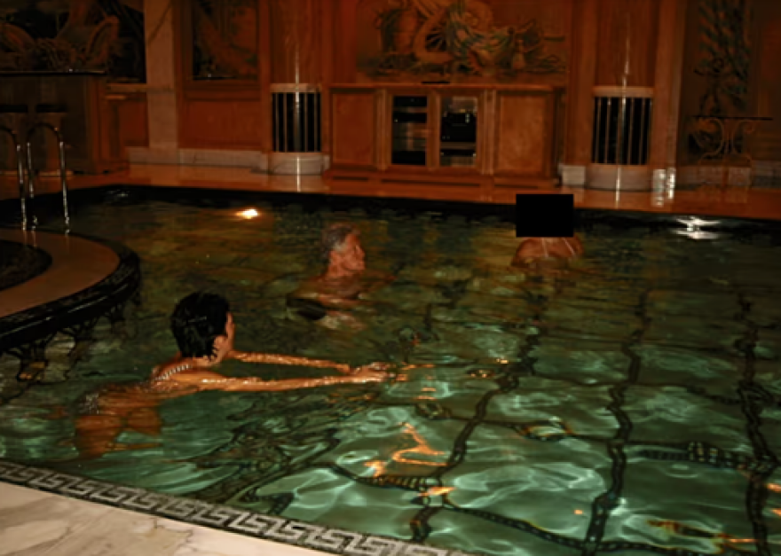 Σάλος στις ΗΠΑ με τις φωτογραφίες του Μ.Κλίντον σε πισίνα μαζί με την Γ.Μάξγουελ την σύντροφο του Τ.Έπσταϊν