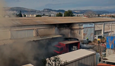 Φωτιά σε αποθήκη εργοστασίου στην περιοχή του Ρέντη