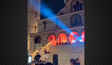 Γαλάτσι: Έστησαν rave πάρτι στα σκαλιά του Αγίου Ανδρέα! – Η πρόσκληση του Δήμου Αθηναίων (βίντεο)