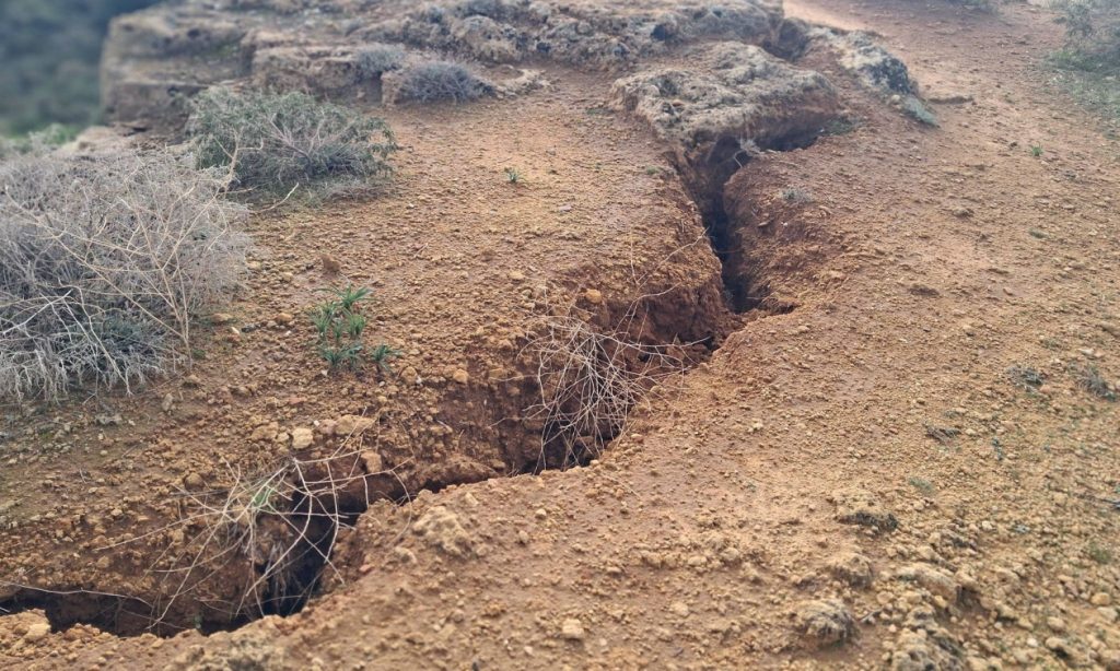 Χανιά: Aνήσυχοι οι κάτοικοι στους Αγίους Αποστόλους – Εμφανίστηκε ρήγμα πάνω από τη σπηλιά (φωτο)