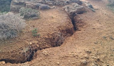Χανιά: Aνήσυχοι οι κάτοικοι στους Αγίους Αποστόλους – Εμφανίστηκε ρήγμα πάνω από τη σπηλιά (φωτο)
