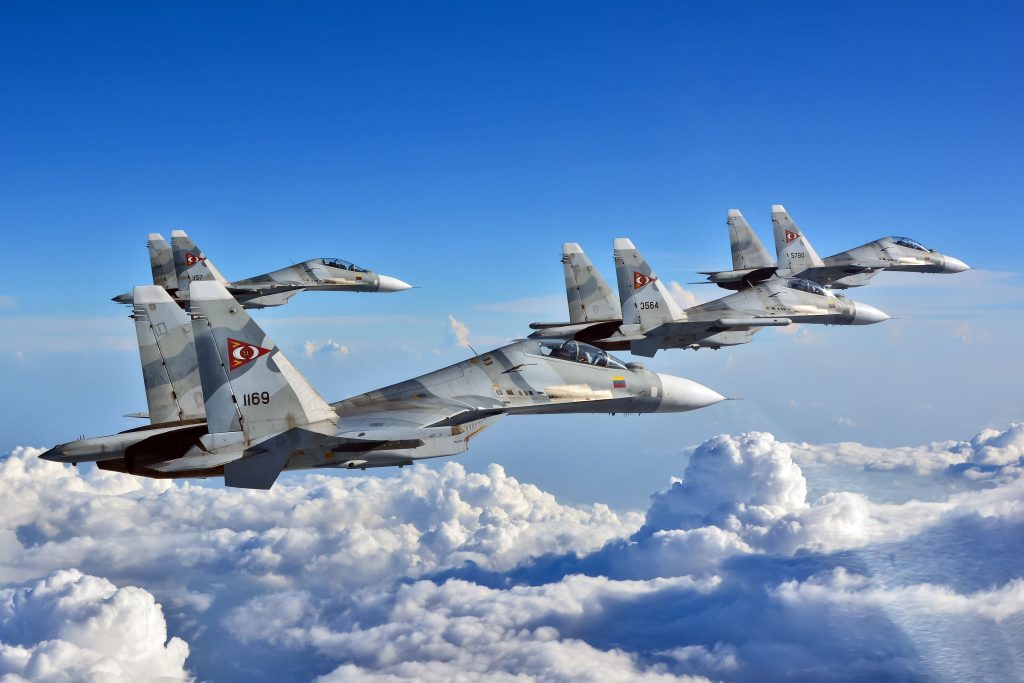 Η Βενεζουέλα δείχνει έτοιμη να πολεμήσει τις ΗΠΑ: Με Su-30, F-16, drones & πυραύλους απειλεί τον αμερικανικό Στόλο