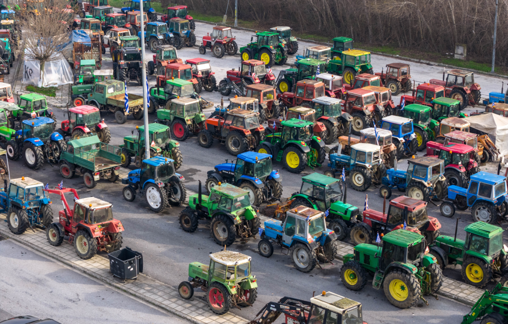 Αγροτικά μπλόκα: Κλείνουν τις σήραγγες των Τεμπών για τα φορτηγά