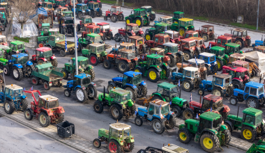 Αγροτικά μπλόκα: Κλείνουν τις σήραγγες των Τεμπών για τα φορτηγά