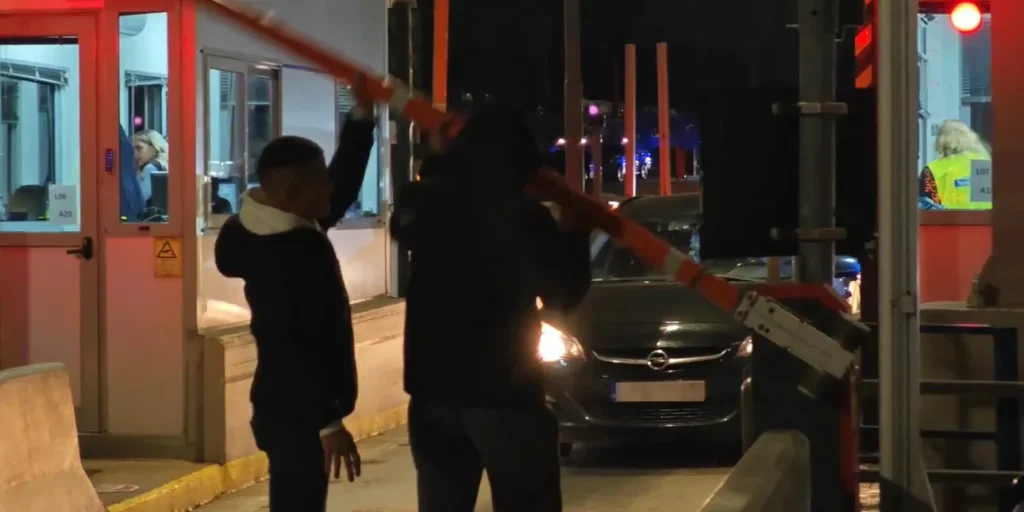 Αγρότες σήκωσαν τις μπάρες στα διόδια Αφιδνών: Δείτε βίντεο