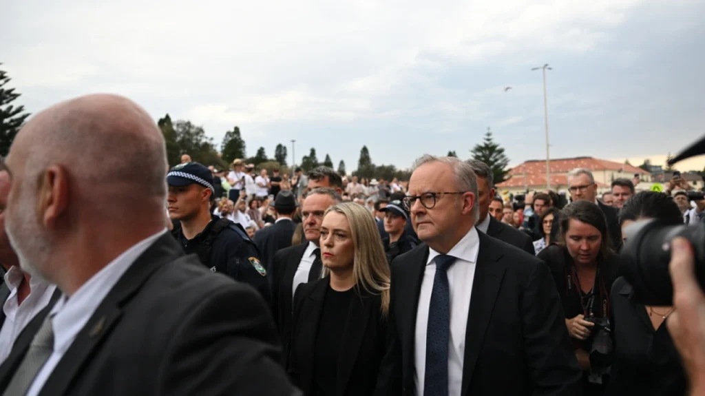 Mακελειό στο Σίδνεϊ: Η στιγμή που το συγκεντρωμένο πλήθος στις εκδηλώσεις μνήμης γιουχάρει τον πρωθυπουργό (βίντεο)