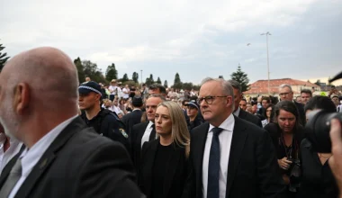 Mακελειό στο Σίδνεϊ: Η στιγμή που το συγκεντρωμένο πλήθος στις εκδηλώσεις μνήμης γιουχάρει τον πρωθυπουργό (βίντεο)