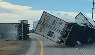 ΗΠΑ: Η στιγμή που νταλίκες ανατρέπονται σε αυτοκινητόδρομο του Γουαϊόμινγκ λόγω των ισχυρών ανέμων! (βίντεο)