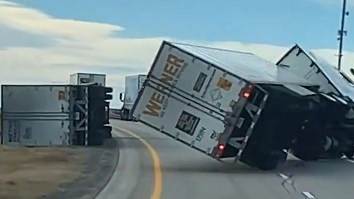 ΗΠΑ: Η στιγμή που νταλίκες ανατρέπονται σε αυτοκινητόδρομο του Γουαϊόμινγκ λόγω των ισχυρών ανέμων! (βίντεο)