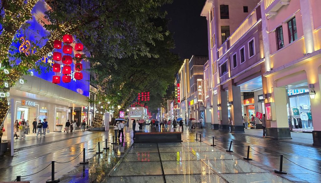 Κίνα: Καταστηματάρχες πετούν τρόφιμα και αντικείμενα έξω από τα μαγαζιά τους για να φαίνονται πολυσύχναστα (βίντεο)