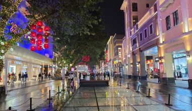 Κίνα: Καταστηματάρχες πετούν τρόφιμα και αντικείμενα έξω από τα μαγαζιά τους για να φαίνονται πολυσύχναστα (βίντεο)