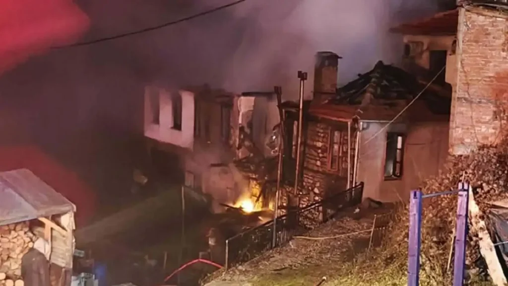 Φωτιά στο Ανήλιο Μετσόβου: Κάηκαν δυο σπίτια, σοβαρές ζημιές σε τρίτο