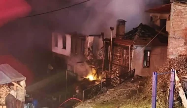 Φωτιά στο Ανήλιο Μετσόβου: Κάηκαν δυο σπίτια, σοβαρές ζημιές σε τρίτο