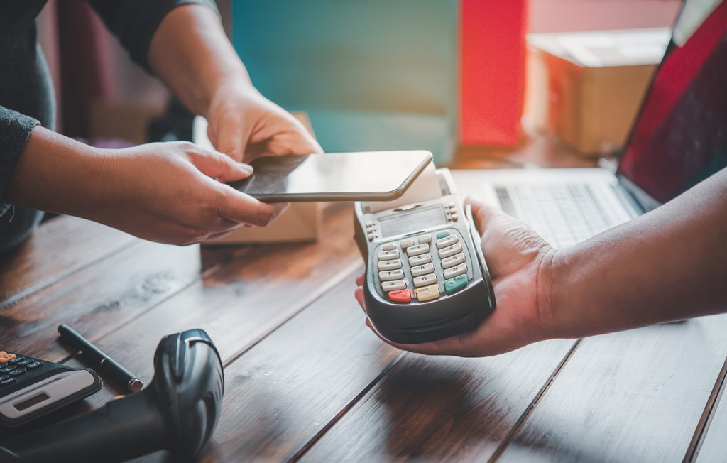 Ηλεκτρονικές αποδείξεις: Ποιοι κινδυνεύουν με έξτρα φόρο 22% – Ποιες δαπάνες μετρούν