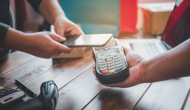 Ηλεκτρονικές αποδείξεις: Ποιοι κινδυνεύουν με έξτρα φόρο 22% – Ποιες δαπάνες μετρούν