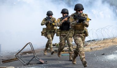 Ουκρανοί συνοριοφύλακες λένε πως τουλάχιστον 67.000 πολίτες εγκατέλειψαν τη χώρα μόνο τις τελευταίες 24 ώρες