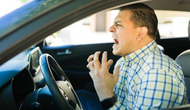 Γιατί γινόμαστε επιθετικοί όταν οδηγούμε και γιατί τρέχουμε με υπερβολική ταχύτητα στο δρόμο;