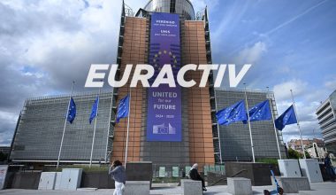 Η Ευρωπαϊκή Επιτροπή απαγορεύει τις ανεπίσημες ενημερώσεις στην Euractiv λόγω «επικριτικής δημοσιογραφίας»