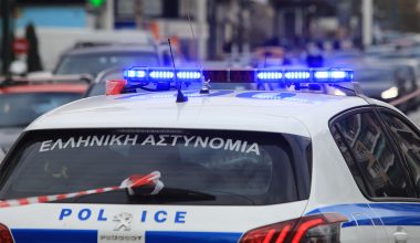 Λαμία: Άνδρας ταμπουρώθηκε σε διαμέρισμα και απειλεί να βάλει φωτιά