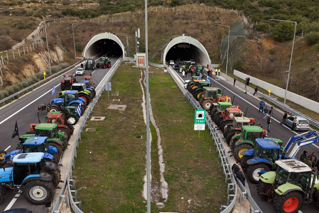 Οι αγρότες άνοιξαν τις σήραγγες στα Τέμπη – Aποκαταστάθηκε η κυκλοφορία