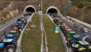 Οι αγρότες άνοιξαν τις σήραγγες στα Τέμπη – Aποκαταστάθηκε η κυκλοφορία