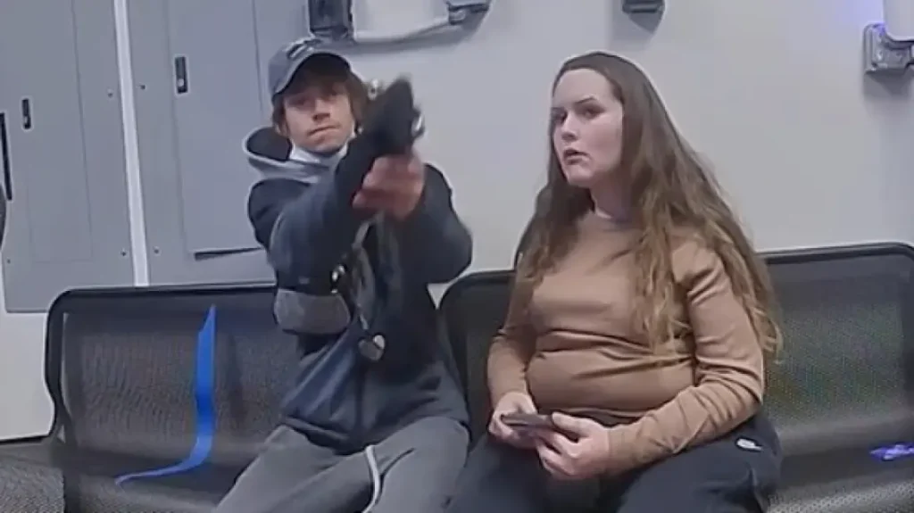 Οχάιο: Η στιγμή που ύποπτος για κλοπή τραβά όπλο και πατά την σκανδάλη στοχεύοντας αστυνομικό (βίντεο)