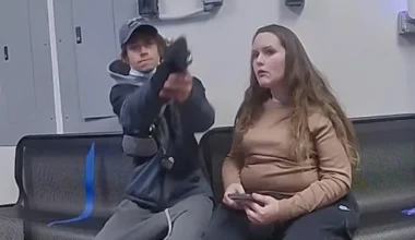 Οχάιο: Η στιγμή που ύποπτος για κλοπή τραβά όπλο και πατά την σκανδάλη στοχεύοντας αστυνομικό (βίντεο)