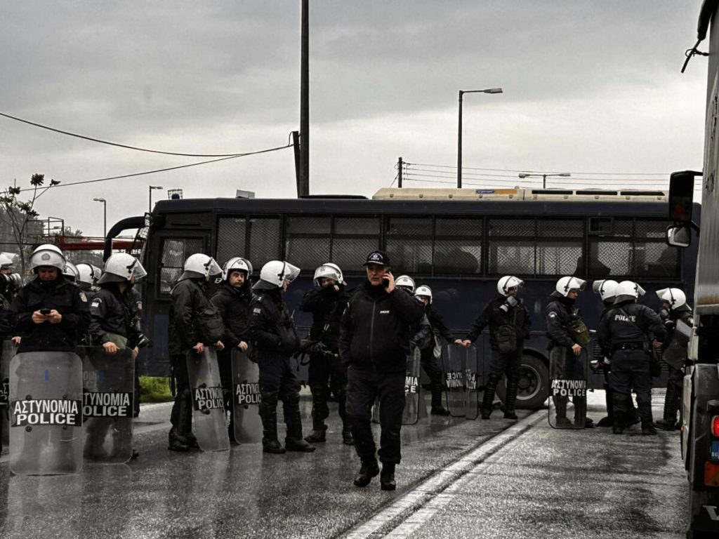 Με «διαρροές» απάντησε η ΕΛ.ΑΣ. για τις εκτροπές στα μπλόκα των αγροτών