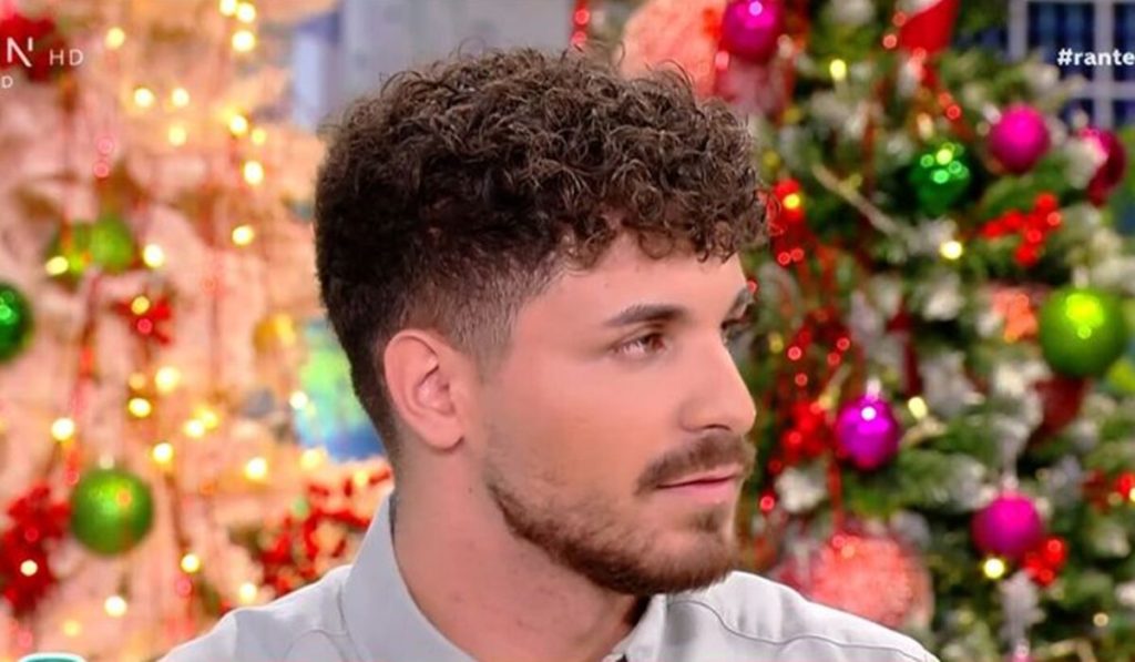 Στο πλευρό του Γιώργου Μαζωνάκη ο ιδιοκτήτης του νυχτερινού κέντρου όπου εμφανίζεται ο Στέφανος Παπαδόπουλος