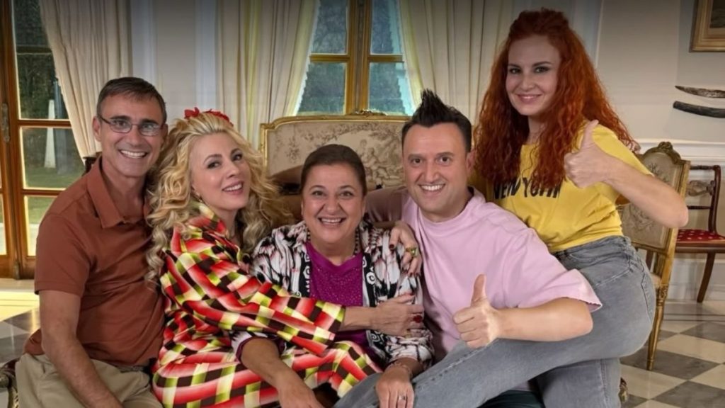 Η πεντάδα του «Παρά πέντε» ποζάρει στον καναπέ της «Ντάλιας Χατζηαλεξάνδρου» 20 χρόνια μετά (φώτο)