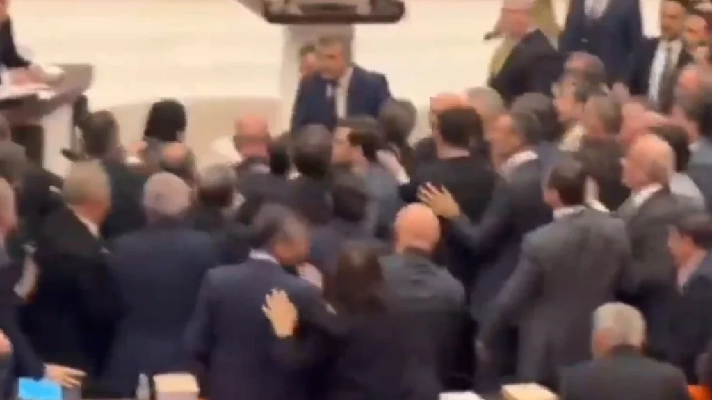 «Ρινγκ» η τουρκική Bουλή: Bουλευτές του κυβερνώντος κόμματος πιάστηκαν στα χέρια με εκείνους της αντιπολίτευσης