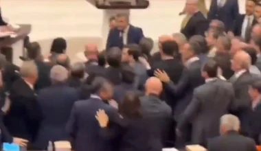 «Ρινγκ» η τουρκική Bουλή: Bουλευτές του κυβερνώντος κόμματος πιάστηκαν στα χέρια με εκείνους της αντιπολίτευσης