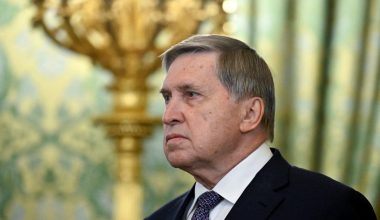 Γιούρι Ουσάκοφ: «Η ΕΕ παρεμβαίνει στις ειρηνευτικές συνομιλίες στην Ουκρανία»