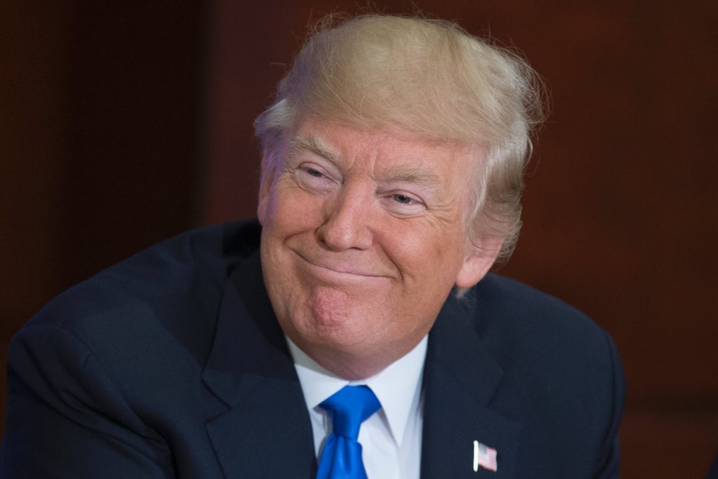 Με χιούμορ ο Ν.Τραμπ καθώς θα είναι οικοδεσπότης σε εκδήλωση: «Να γίνω παρουσιαστής μήπως;»