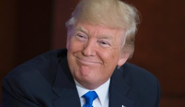 Με χιούμορ ο Ν.Τραμπ καθώς θα είναι οικοδεσπότης σε εκδήλωση: «Να γίνω παρουσιαστής μήπως;»