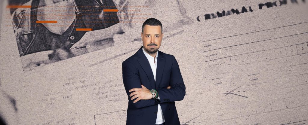 Το «τερμάτισε» ο Πέτρος Κουσουλός: Εμφανίστηκε με μικρόφωνο δίπλα στον Γ.Μαζωνάκη (φωτό)