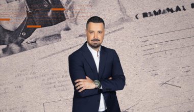 Το «τερμάτισε» ο Πέτρος Κουσουλός: Εμφανίστηκε με μικρόφωνο δίπλα στον Γ.Μαζωνάκη (φωτό)