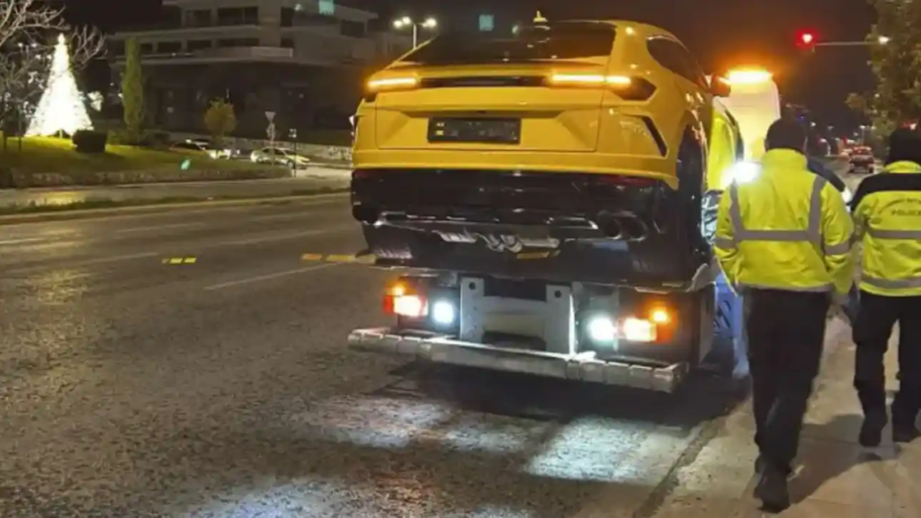Αττική: Οδηγός εγκατέλειψε «άρον-άρον» πανάκριβη Lamborghini στη μέση του δρόμου για να αποφύγει το… αλκοτέστ!