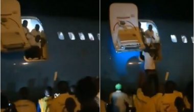 Στο Κονγκό οι επιβάτες αεροπλάνο βγήκαν με άλμα σε τσουλήθρα γιατί δεν υπήρχε σκάλα!
