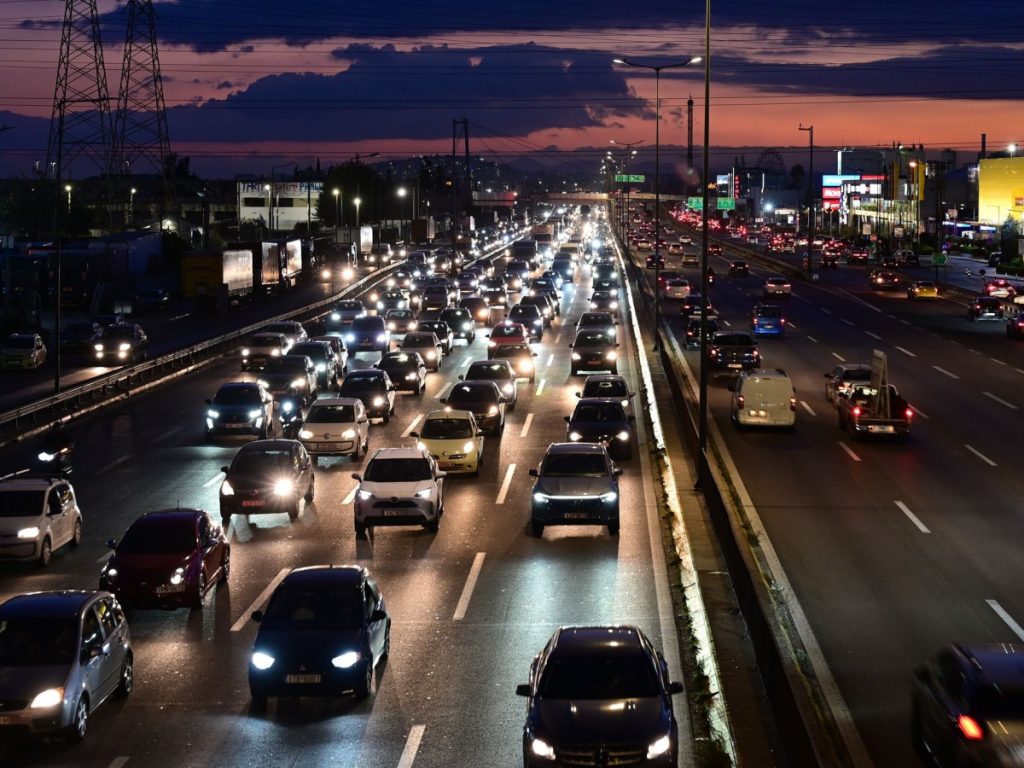 20 χλμ. ουρά στο Σχηματάρι γιατί η τροχαία δεν άφηνε την κίνηση στην Ε.Ο. λόγω των τρακτέρ (βίντεο)