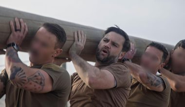 «Νιώθω σαν να με χτύπησε φορτηγό»: Ο Τζέι Ντι Βανς προπονήθηκε μαζί με μέλη των Navy SEALs (φώτο)