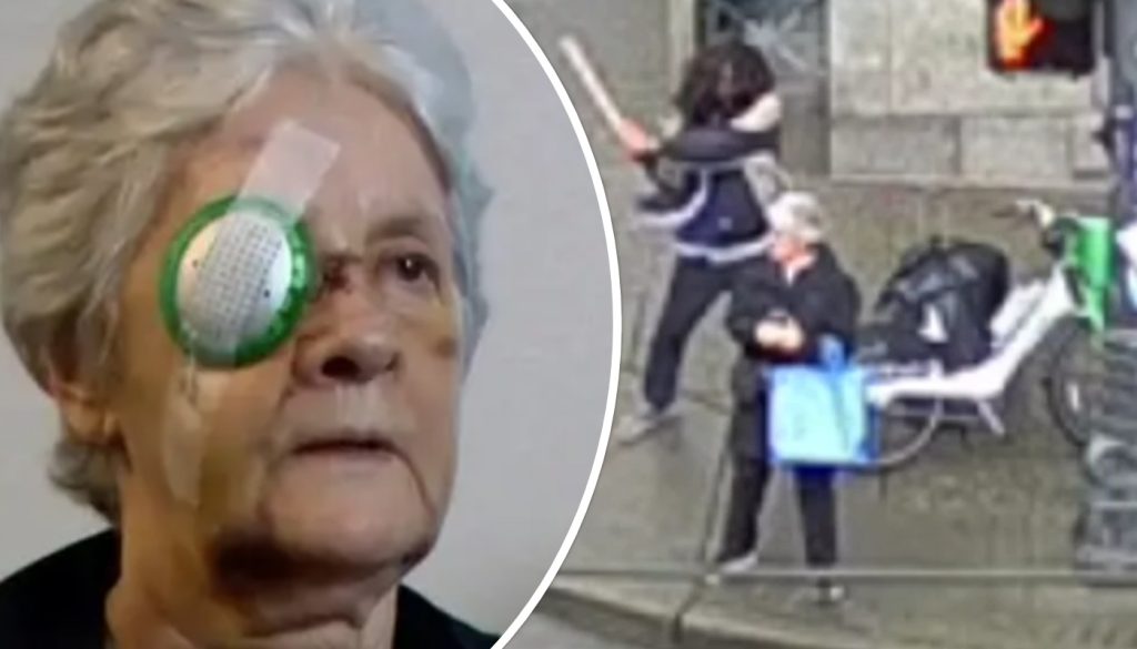 Βίντεο: Η στιγμή που 42χρονος χτυπά στο κεφάλι 75χρονη με ένα ξύλο γεμάτο βίδες και καρφιά στο Σιάτλ