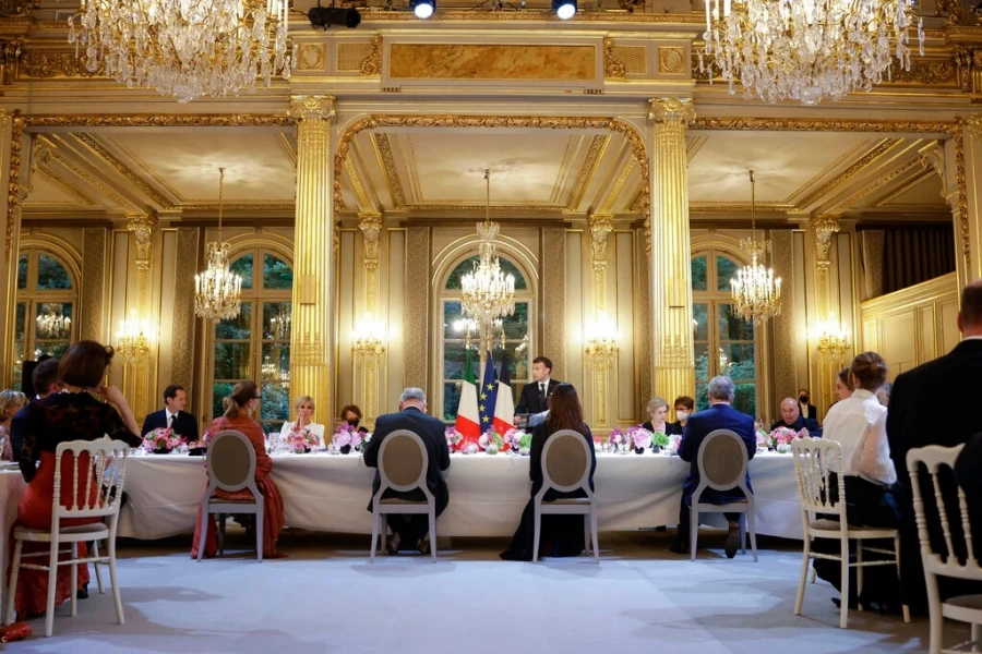 Μπάτλερ του Ε.Μακρόν έκλεβε ακριβά σκεύη από το Μέγαρο Ελιζέ