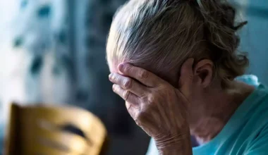 ΗΠΑ: 87χρονη αναγκάζεται να κάνει δύο δουλειές γιατί δεν μπορεί να βγει σε σύνταξη