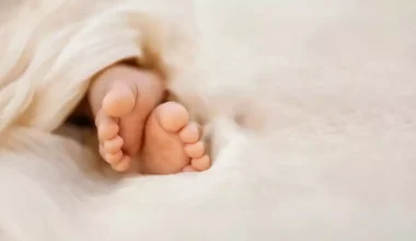 Θρίλερ με τον θάνατο βρέφους στο κρεβάτι των γονιών του στην Καλαμάτα