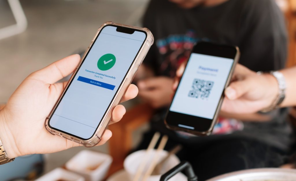 IRIS: Διπλασιάζεται από τις 15 Ιανουαρίου το ημερήσιο όριο μεταφοράς χρημάτων