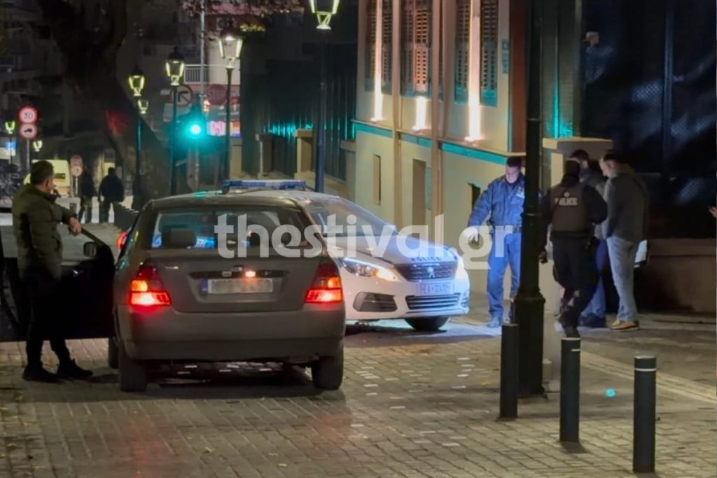 Θεσσαλονίκη: Κουκουλοφόροι επιτέθηκαν με μολότοφ σε περιπολικό πίσω από το τουρκικό προξενείο (φώτο-βίντεο)