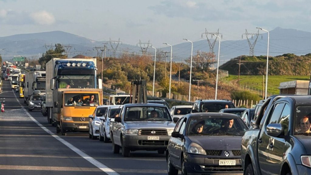 Λιβαδειά: Οδηγοί ακολούθησαν οδηγίες της Τροχαίας για παράκαμψη και τους έστειλαν στα χωράφια (βίντεο)
