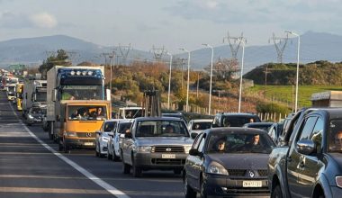 Απίστευτο: Οδηγοί ακολούθησαν οδηγίες της Τροχαίας για παράκαμψη και τους έστειλαν σε χωματόδρομους! (βίντεο)